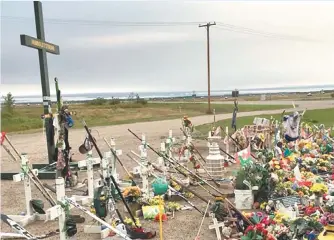  ??  ?? La coupe Stanley s’est arrêtée au passage de l’autoroute rurale où l’autobus de l’équipe des Broncos de Humboldt et un camion de transport sont entrés en collision en avril. Gracieuset­é: Twitter