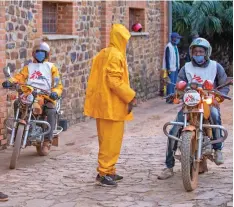  ?? RICHARD MALIKONGE ?? A TEAM is getting ready to leave the Gisuru base to go treat houses against mosquitoes in the Kinyinya health district. |