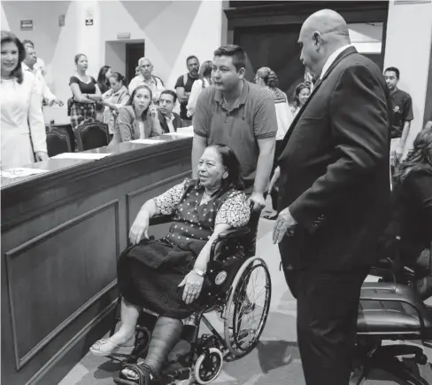  ?? FOTO: CRISTINA FÉLIX ?? > Rosa Inés López Castro llegó en silla de ruedas a la sesión del martes, pero el miércoles no asistió.
