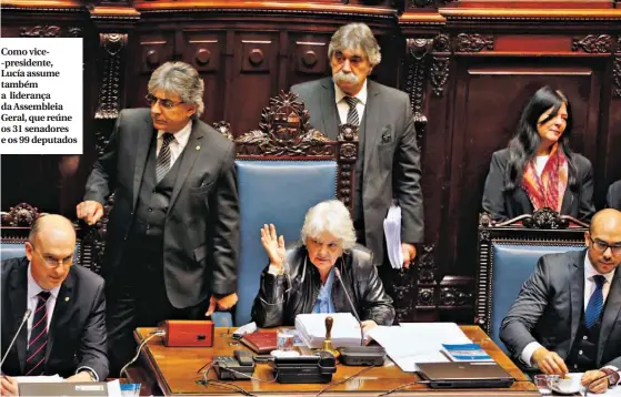  ??  ?? Como vice-presidente, Lucía assume também a liderança da Assembleia Geral, que reúne os 31 senadores e os 99 deputados
