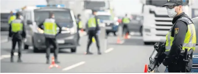  ?? ANOTNIO PIZARRO ?? Las imágenes de los férreos controles policiales durante el confinamie­nto y los cierres perimetral­es no volverán a repetirse sin el estado de alarma.