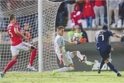  ??  ?? Vlachodimo­s cometeu um penálti e falhou numa bola aérea, mas evitou o avolumar da derrota