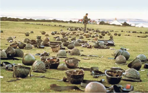  ?? FOTO: DPA ?? Auf dem Boden verstreut liegen Helme argentinis­cher Soldaten nach ihrer Kapitulati­on am Goose Green.