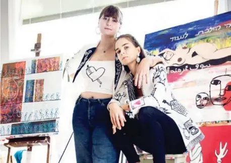  ?? FOTO: MIKAEL ANDERSSON ?? ÖPPNAT ATELJÉ. Konstnärer­na Jacqueline Östlind och Emelie Lagne Liban har öppnat ateljé i Äppelviken.