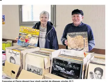  ??  ?? Françoise et Pierre devant leur stock partiel de disques vinyles 33 T.