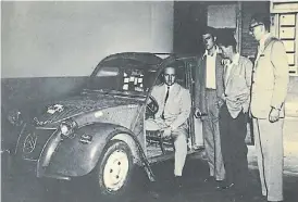  ??  ?? Sabía usted que...Juan Manual Fangio y los franceses Dempewolff y Lochon dieron la vuelta al mundo entre 1953 y 1954 a bordo de un 2CV.