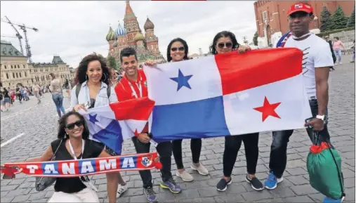  ??  ?? EN MOSCÚ. La afición de Panamá disfruta del día en Moscú antes del partido que les medirá a Inglaterra.