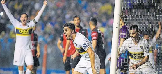  ?? (FOTOBAIRES) ?? Desahogo. Lisandro Magallán marcó el primer gol de Boca. Así lo festejó: con todas las ganas. Como Gago, atrás, que volvió a jugar.