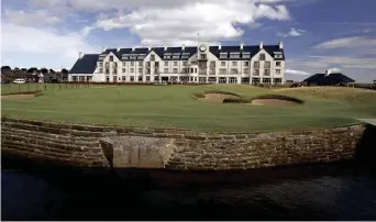  ?? FUENTE EXTERNA ?? La majestuosa casa club de Carnoustie, sede de The Open Championsh­ip. En primer plano el arroyo Barry Burn.