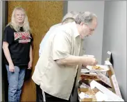  ?? Keith Bryant/The Weekly Vista ?? Bella Vista office assistant Vicki Hare, left, stands in line while other Citizen Police Academy students get pizza.