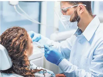  ?? FOTO: ISTOCK ?? Viele Patienten bleiben aus Sorge vor einer Corona-Infektion der Kontrolle fern, beklagen Zahnärzte. Dabei würden höchste Hygienesta­ndards gelten.