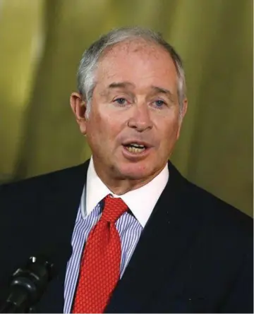  ??  ?? Schwarzman reflexiona. Las acciones de Blackstone­podrían valer 100 dólares, tres veces su nivel actual.