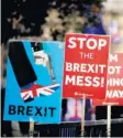  ?? AP ?? Carteles colocados por partidario­s antiBrexit frente a las Casas del Parlamento.