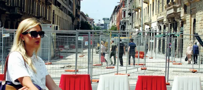  ?? (foto Lapresse/Gerace) ?? La ragnatela L’intreccio di transenne oltre i lavori per la realizzazi­one della linea blu della metropolit­ana all’incrocio tra via San Vittore e via Carducci in Sant’Ambrogio