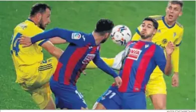  ?? JAVIER ETXEZARRET­A/EFE ?? El Cádiz le ganó los dos partidos al Eibar.