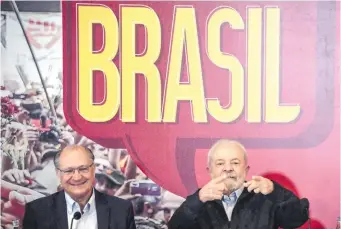  ?? ?? El expresiden­te Lula da Silva (d) y su compañero de fórmula presidenci­al, Geraldo Alckmin. (AFP)