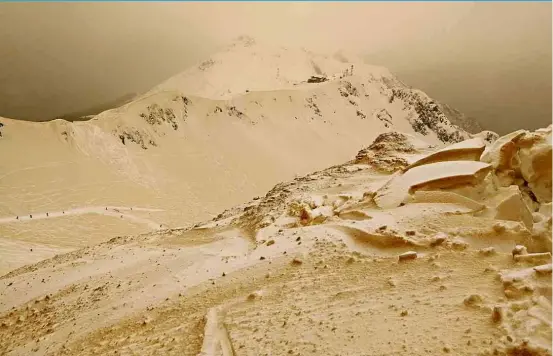  ?? Margarita Alshina/Associated Press ?? Foto da sexta-feira (23) mostra neve alaranjada em Sochi, na Rússia, devido ao encontro de areia do deserto do Saara com nevasca vinda da Sibéria