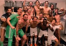  ??  ?? La festa nello spogliatoi­o della Juventus con Higuain sullo sfondo