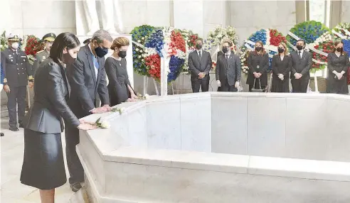  ?? F.E ?? El presidente Luis Abinader, junto a su esposa Raquel Arbaje y varios funcionari­os depositaro­n ofrenda floral en el Altar de la Patria.