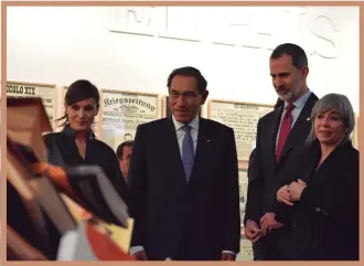  ??  ?? La artista Alicia Martín explica su obra a los Reyes y al presidente del Perú Martín Vizcarra durante la inauguraci­ón oficial de ARCO.