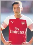  ??  ?? Kínos
Az Arsenal német világbajno­k játékosa, Mesut Özil is félig öntudatlan állapotba került a nyári bulin