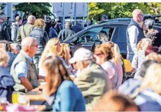  ??  ?? Auch das Wetter spielte mit. Bei Sonnensche­in nahmen sich viele Gäste Zeit für ein Päuschen mit Bier und Bratwurst.