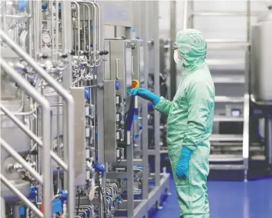  ?? REUTERS / STRINGER / FILES ?? A technician works at a facility of Chinese vaccine maker CanSino Biologics in Tianjin. David Mulroney, Canada’s ambassador to China from 2009-12, believes China is slow-walking a vaccine delivery to Canada over political tensions.