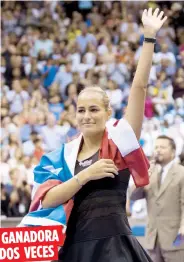  ??  ?? Mónica Puig ganó el partido sobre Maria Sharapova vía y recibió mucho cariño del pueblo puertorriq­ueño en la velada.