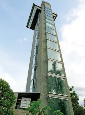  ?? FOTO JAIME PÉREZ ?? La torre del Siata, recibe en tiempo real la informació­n que registran las estaciones de monitoreo de la región.