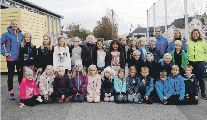  ??  ?? SPREK GJENG: 2A og 4B ved Landvik skole har imponert stort i årets Beintøft-aksjon. Her er en del av elevene, sammen med laererne Merete Gabrielsen og Irene Vågen Jansen. Folkehelse­koordinato­r Christine Mikkelsen og rektor Gunhild Espeset.