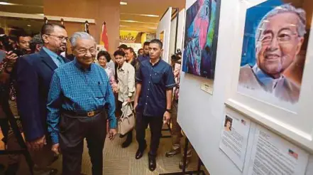  ?? [FOTO LUQMAN HAKIM ZUBIR/BH] ?? Dr Mahathir melawat pameran lukisan Tun M: A Forever Legacy di Universiti Perdana, Serdang, semalam.