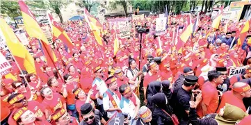  ??  ?? About 5,000 people from diverse racial and religious background­s including Selangor Barisan Nasional (BN) chairman Tan Sri Noh Omar, gathered at the Dataran Mayang, Section 16, here to express their loyalty and to support the Sultan of Selangor, Sultan...