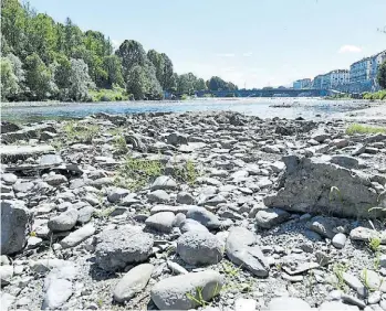  ?? AP ?? Piedras. El legendario río Po, el más grande de Italia, cerca de Turín, comienza a secarse.