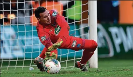  ??  ?? Malheureux en début de match, Yohann Pelé a arrêté deux tirs au but et permis à L’OM de se qualifier en 16es de finale.