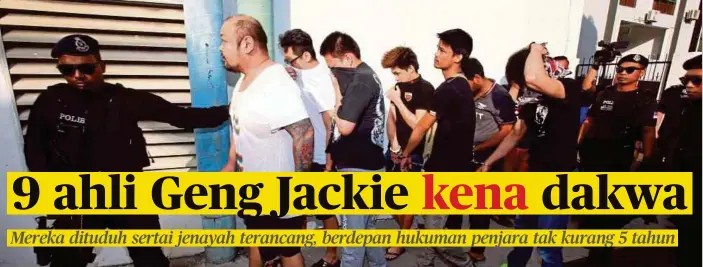  ??  ?? TUJUH lelaki serta dua warga asing yang didakwa atas tuduhan menjadi ahli kumpulan jenayah terancang Geng Jackie dibawa ke Mahkamah Sesyen Johor Bahru, semalam.