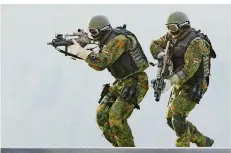  ?? FOTO: KIENZLE/AP ?? Soldaten der Eliteeinhe­it KSK bei einer Übung.