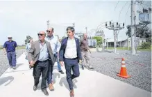  ?? ?? EL GOBERNADOR aprovechó su viaje a Coronel Suárez no sólo para inaugurar la estación transforma­dora y obras de pavimentac­ión, sino también para dialogar con los jefes comunales.