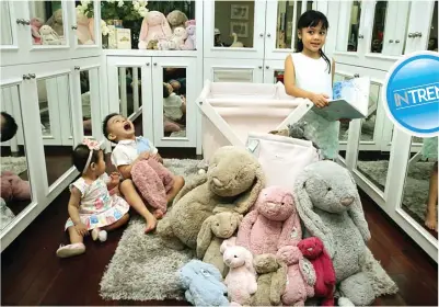  ?? ALLEX QOMARULLA/JAWA POS ?? BONEKANYA BANYAK: Dari kiri, Ashley Faith Soetanto, Glenn Sena, dan Vanesia Ruth Regina bermain dengan karakter Jellycat kesukaan mereka.