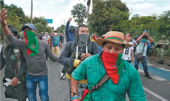  ?? / EFE ?? Al menos ocho indígenas y cuatro habitantes de Cali resultaron heridos en confuso cruce de disparos.