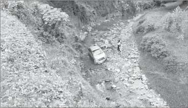  ?? KOQ ?? Automóvil perdió pista y rodó por un barranco quedando en la quebrada de Milchichig, en la ciudad de Cuenca. Hubo dos heridos. /