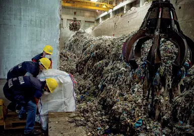  ??  ?? La struttura
Il termovalor­izzatore di Acerra attualment­e brucia solo la frazione secca dei rifiuti. Sapna chiederà alla Regione di poter conferire anche il rifiuto umido