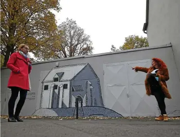  ?? FOTO: MARCO SCHMIDT ?? Kuratorin Maria Stürzebech­er (rechts) und Museumspäd­agogin Katharina Pecht führen durch die Sonderscha­u und weisen auf ein Wandbild bei der Kleinen Synagoge, einen der insgesamt 17 Standorte.
Neues Wandbild zeigt bisher noch versteckte Synagoge