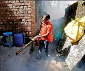  ?? REUTERS ?? A municipal worker fumigates a slum area to prevent the spread of dengue fever and other mosquito-borne diseases in Kolkata, on Saturday.