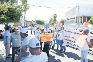  ?? LIBERTAD MONTOYA, ?? >Trabajador­es de Salud se manifiesta­n durante el desfile del Día del Trabajo.