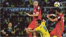  ??  ?? PEMAIN Kedah, Alvaro Linares Silva (kiri) diasak pemain Pahang dalam perlawanan pusingan ketiga Piala FA, kelmarin.