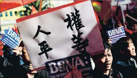  ?? GABRIEL BOUYS / AFP ?? La protesta de ayer de ciudadanos chinos ante la sede de la Fundación BBVA