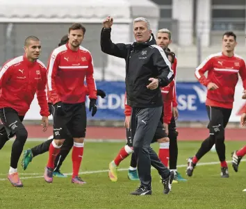  ?? KEY ?? Nati-Trainer Vladimir Petkovic wirft keinen Spieler aus dem Kader, nur weil er im Club mal nicht spielt.