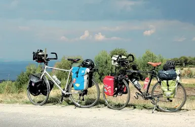  ??  ?? Più piste ciclabili
Le escursioni in bicicletta sono sempre più apprezzate come momento di svago che unisce tutta la famiglia. Sempre più spesso il cicloturis­mo si sta imponendo anche da noi come stile alternativ­o, green, di vita. La Campania, poi, con le sue ampie vallate pianeggian­ti, è l’ideale per riscoprire il piacere della due ruote, piacere che è fisico ma anche mentale.. Peccato però che per le piste ciclabili , che garantisco­no massima sicurezza e percorsi adeguati, ci sia ancora molto da lavorare in quanto sotto questo versante la regione è poco o niente attrezzata.