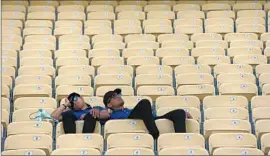  ?? Robert Gauthier
Los Angeles Times ?? EDUARDO ANAYA, right, and Aryadna Angulo rest in the shade at Dodger Stadium hours before Game 2 of the Division Series against the New York Mets.