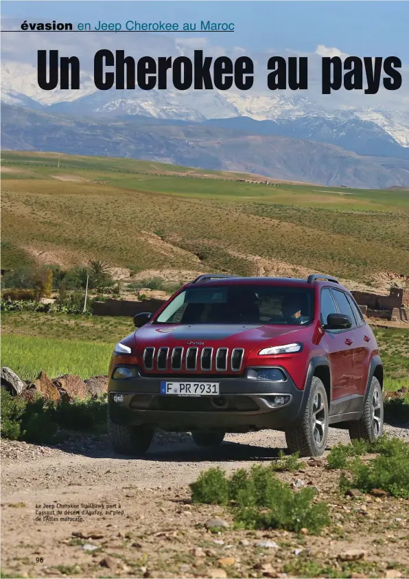  ??  ?? Le Jeep Cherokee Trailhawk part à l’assaut du désert d’Agafay, au pied de l’Atlas marocain.